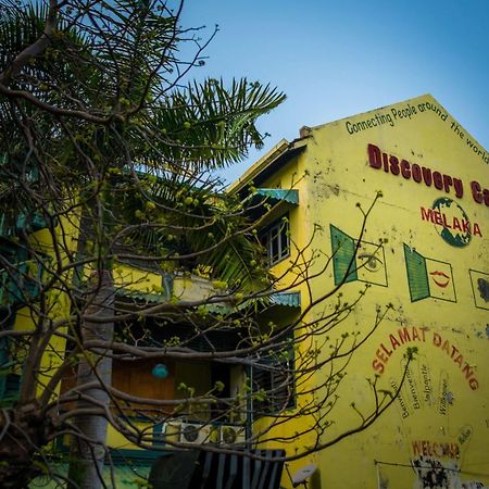 Discovery Cafe And Guesthouse Малакка Экстерьер фото