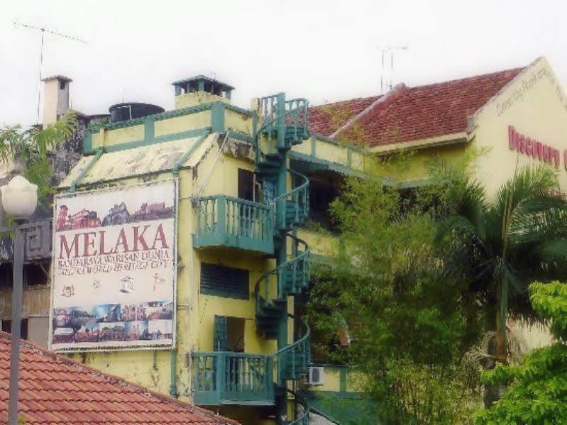 Discovery Cafe And Guesthouse Малакка Экстерьер фото