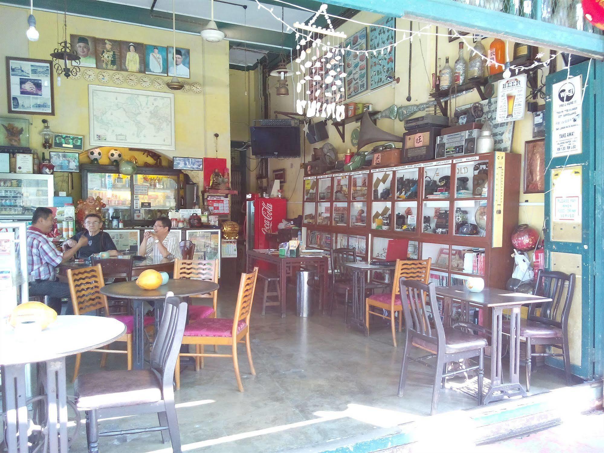 Discovery Cafe And Guesthouse Малакка Экстерьер фото