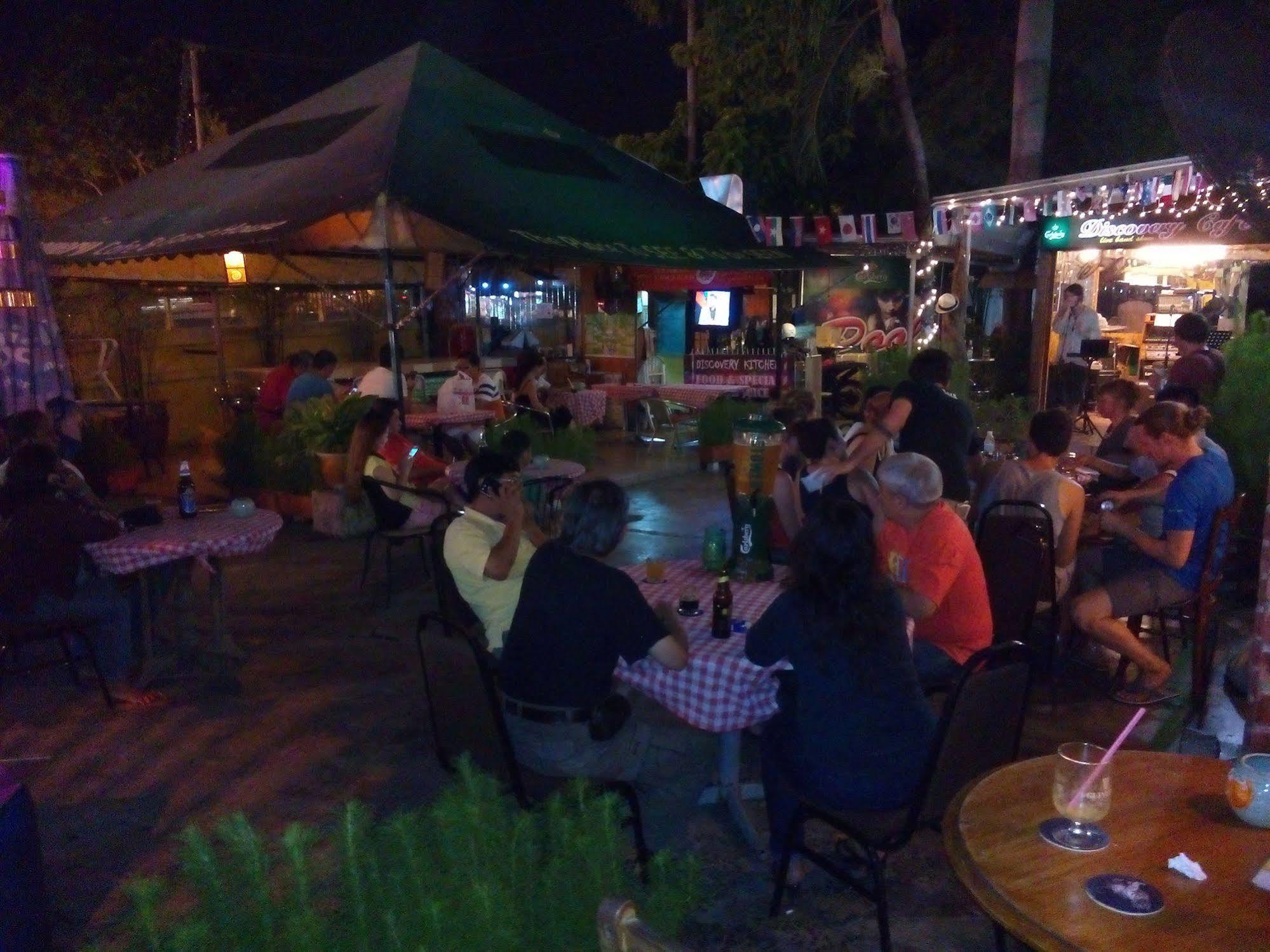 Discovery Cafe And Guesthouse Малакка Экстерьер фото